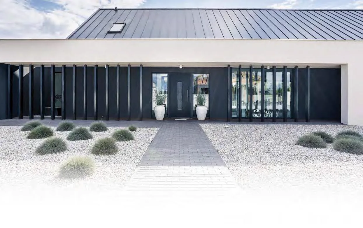 Nieuwbouwwoning met ramen, voordeur en zonwering in één werf geplaatst